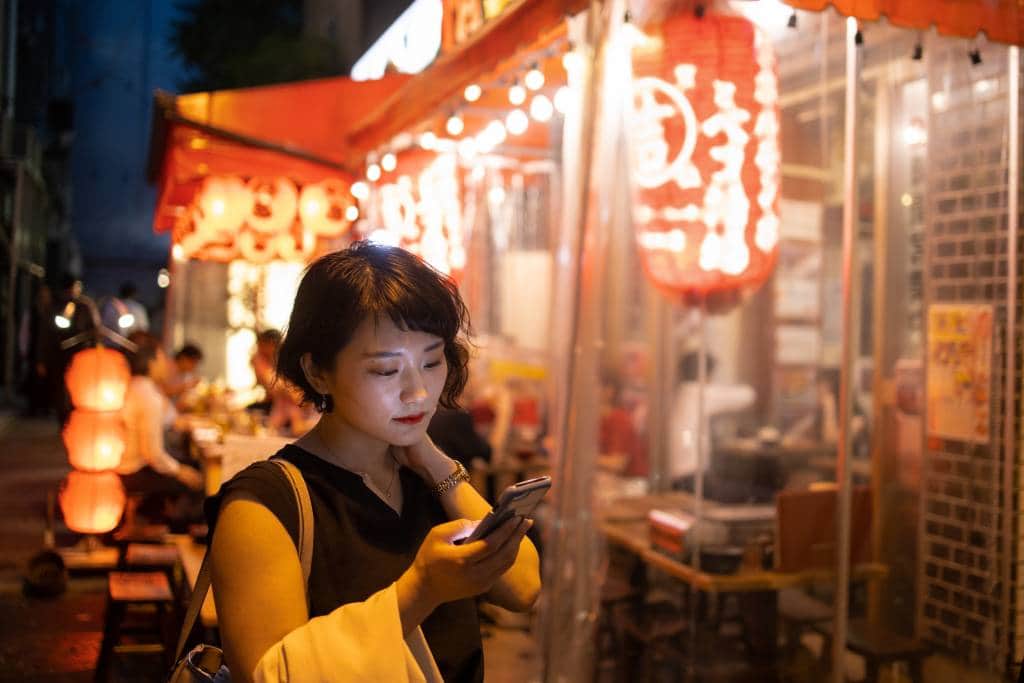 Japanese woman izakaya pub phone bar