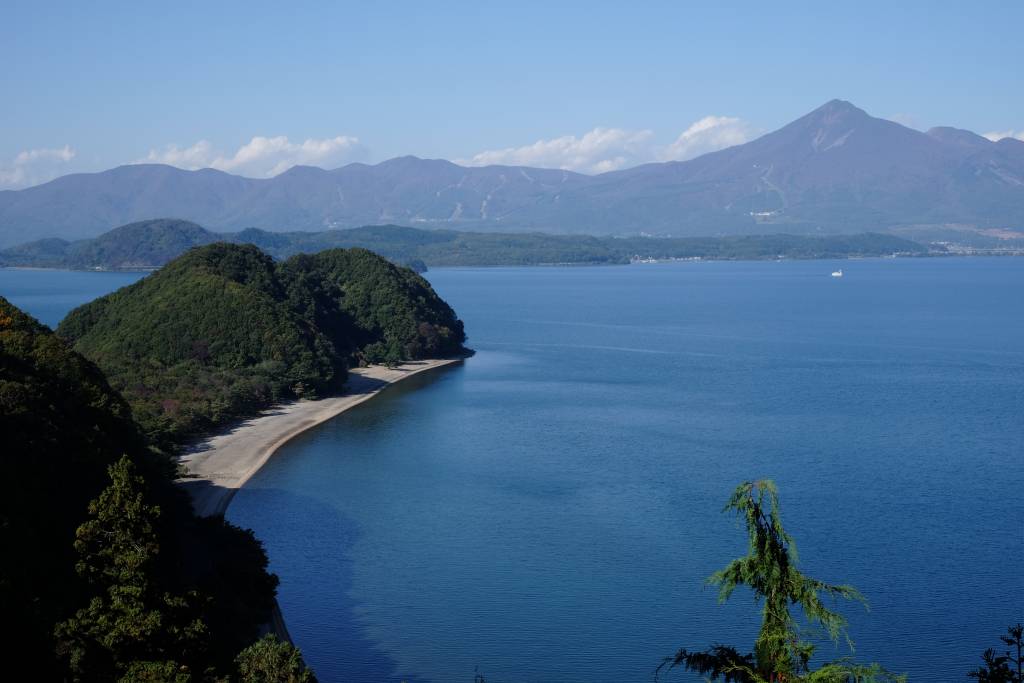 Seishun 18 ticket gives access to Lake Inawashiro