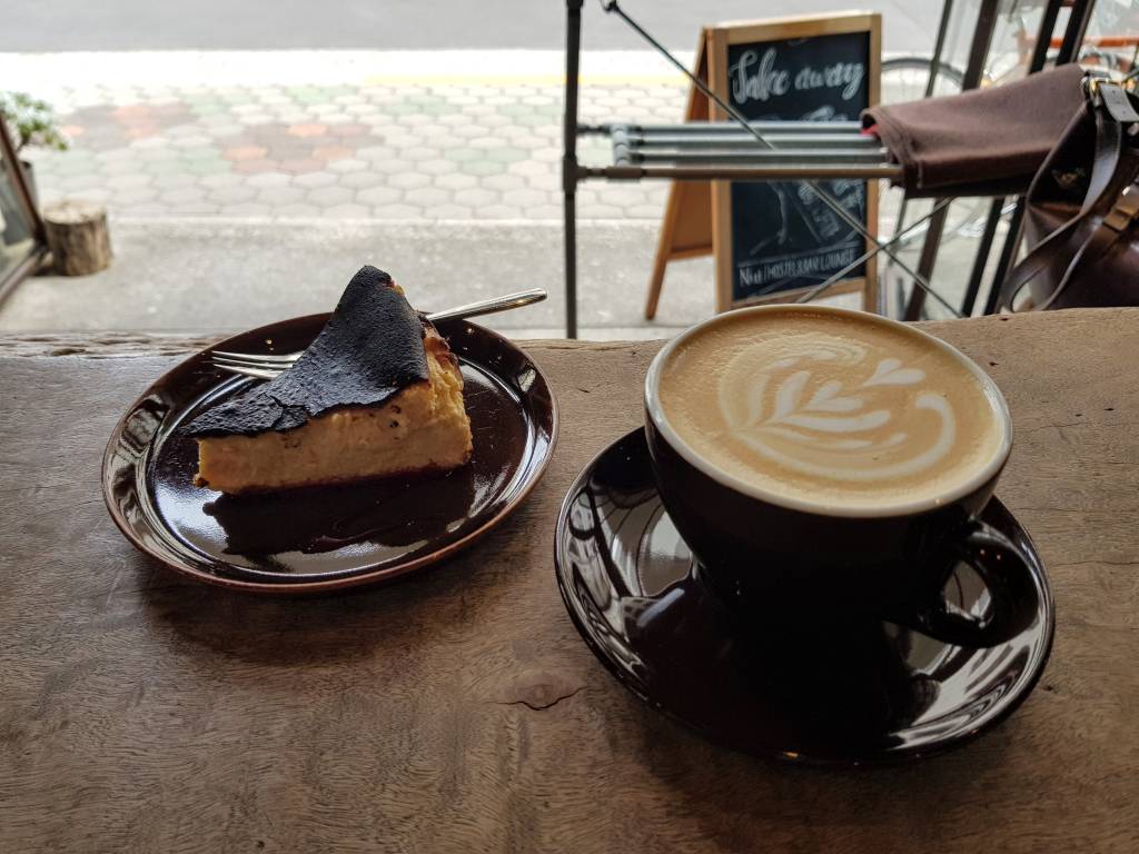 Cake and caffe latte at Nui Hostel