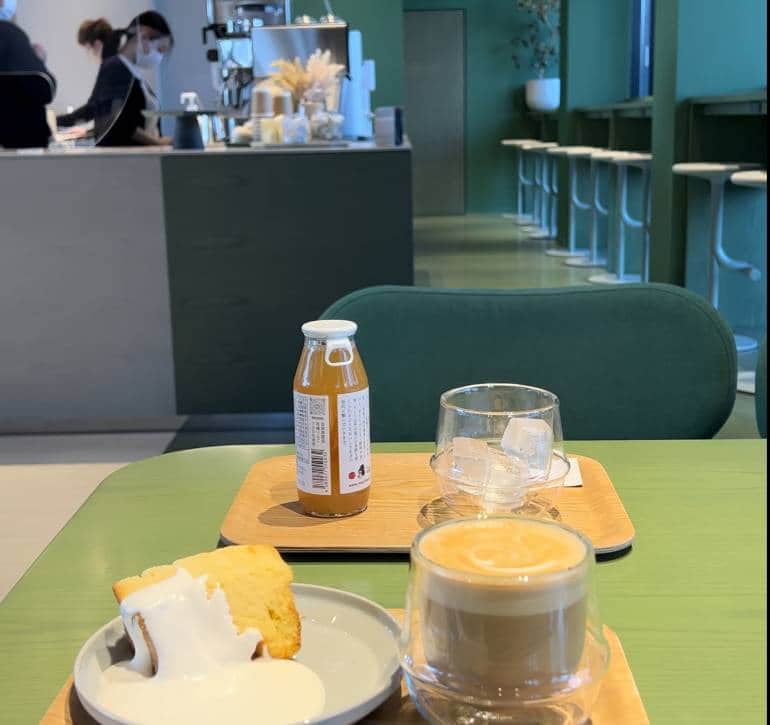 Toggle Hotel Suidobashi cafe, latte and chifron cake