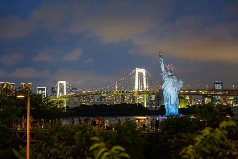 Tokyo statues - Statue of Liberty with Rainbow Bridge